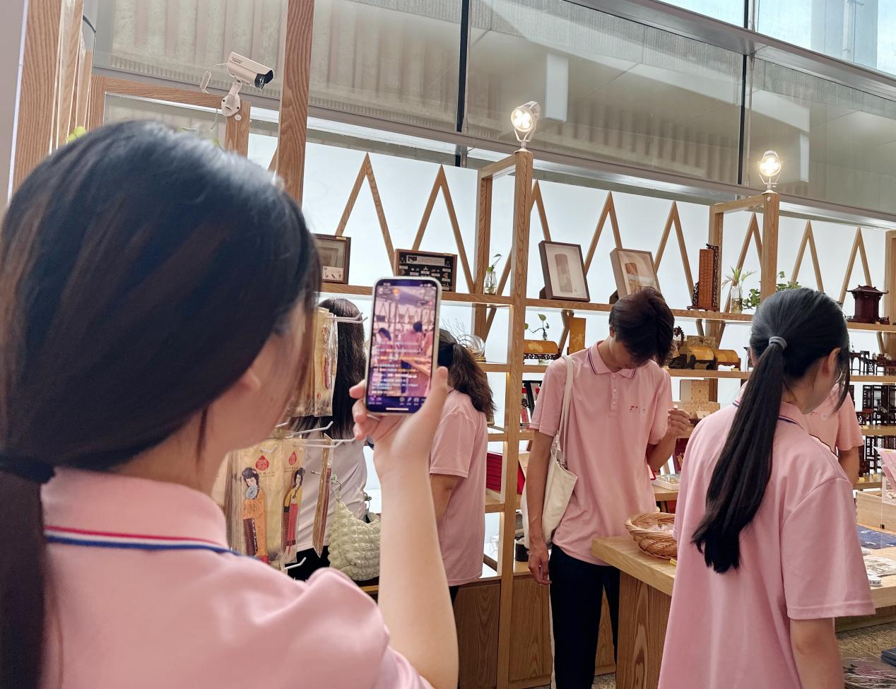 一群人在餐厅里站着女人低可信度描述已自动生成 一群人在餐厅里站着女人低可信度描述已自动生成