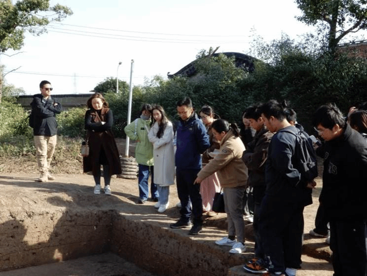 08 “探美三星村”线路——在考古队领队的带领下,参观三星村遗址考古工地.JPG