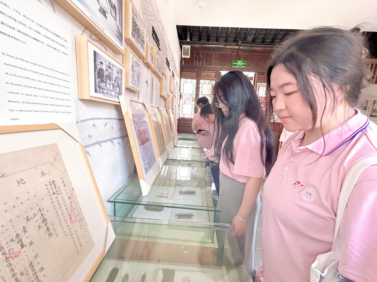 女人站在厨房里中度可信度描述已自动生成 女人站在厨房里中度可信度描述已自动生成